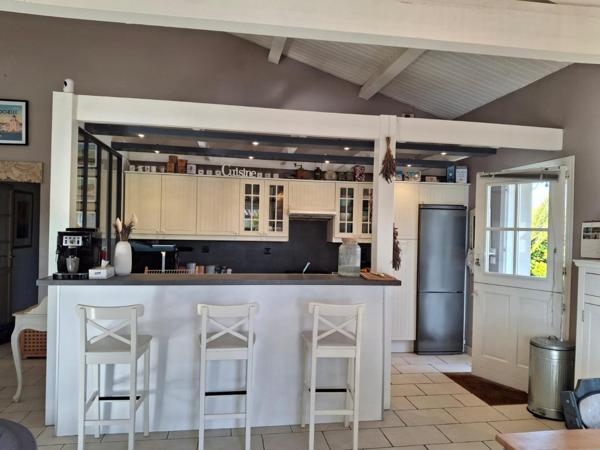 TOUT À PIED ! 4 CH + T2 GRAND JARDIN PISCINE GARAGE