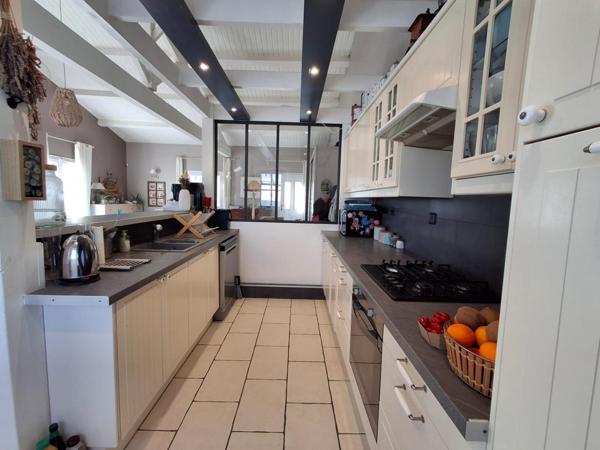 TOUT À PIED ! 4 CH + T2 GRAND JARDIN PISCINE GARAGE