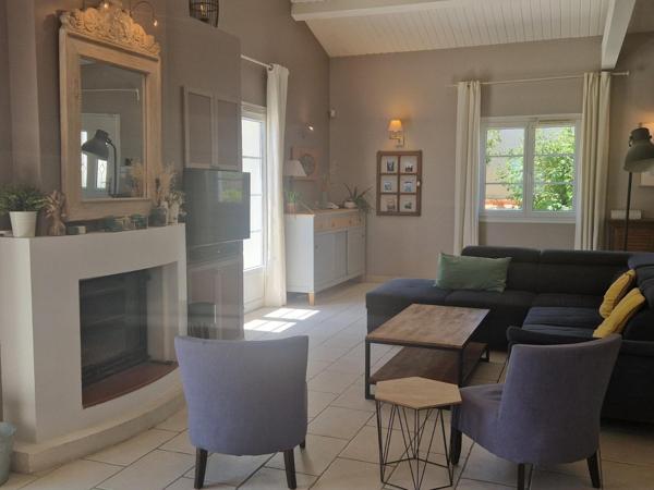 TOUT À PIED ! 4 CH + T2 GRAND JARDIN PISCINE GARAGE