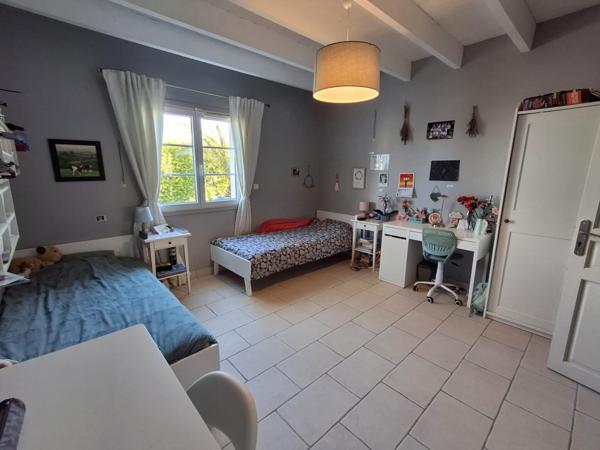 TOUT À PIED ! 4 CH + T2 GRAND JARDIN PISCINE GARAGE