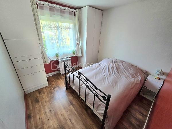 Cette maison Périgourdine, de 160 m2, sur un terrain de 2 351 m2, vous séduira par sa qualité, ses volumes et son environnement. Elle est située à 15 mn de LIBOURNE et de COUTRAS, à 20 mn de ST ANDRE DE CUBZAC et à 30 mn du PONT D'AQUITAINE. Elle est composée d'une cuisine équipée donnant sur un salon/séjour de près de 40 m2, de 4 chambres (possibilité d'une 5ème) dont une suite parentale avec sa salle d'eau et son dressing, d'une salle de bain et d'une salle d'eau supplémentaire, d'un cellier/buanderie, de 2 WC et d'une mezzanine. Une terrasse de plus de 60 m2, orientée plein sud, complète ces prestations. Cette maison a été entièrement isolée par l'extérieur. Menuiseries double vitrage et volets électriques. Assainissement tout à l'égout. Portail coulissant électrique. Taxe foncière : 1 119 €. A voir absolument !!!