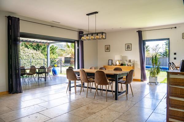 EXCLUSIVITE VENTABREN Villa de plain-pied , 5 chambres, piscine, terrain de 950 m2.