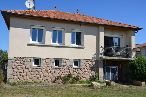 Centre sainte Sigolène Maison de plus de 100m2 avec garage sur 700 m2 de terrain