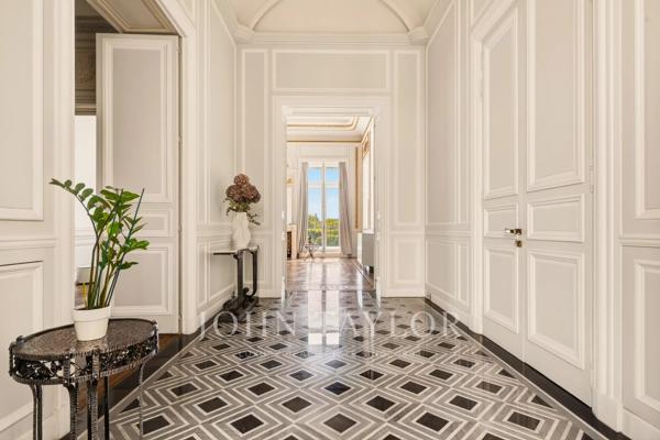 Appartement unique à Paris avec vues sur le Louvre et la Tour Eiffel