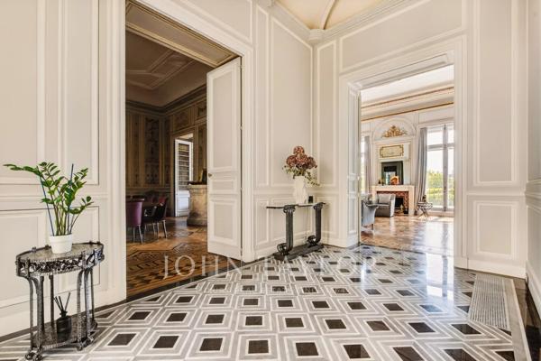 Appartement unique à Paris avec vues sur le Louvre et la Tour Eiffel