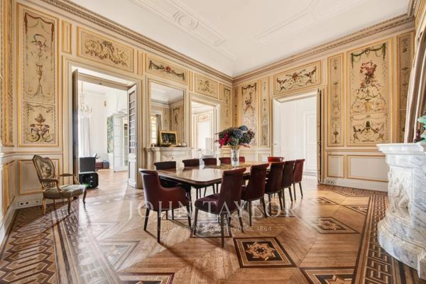 Appartement unique à Paris avec vues sur le Louvre et la Tour Eiffel