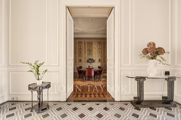 Appartement unique à Paris avec vues sur le Louvre et la Tour Eiffel