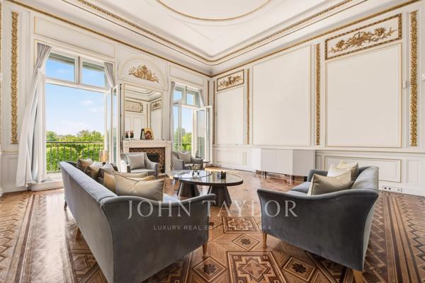 Appartement unique à Paris avec vues sur le Louvre et la Tour Eiffel