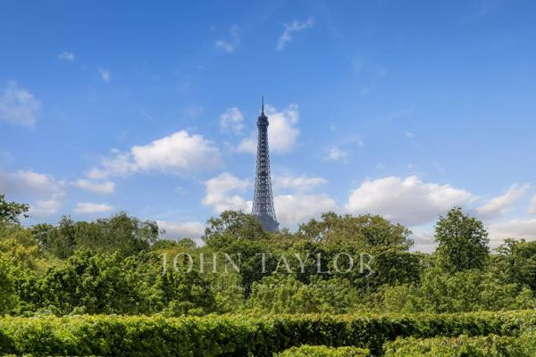Appartement unique à Paris avec vues sur le Louvre et la Tour Eiffel