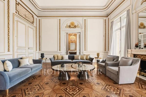 Appartement unique à Paris avec vues sur le Louvre et la Tour Eiffel