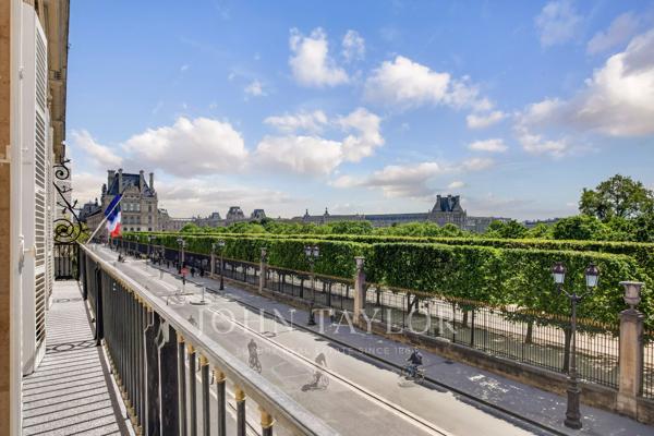 Appartement unique à Paris avec vues sur le Louvre et la Tour Eiffel