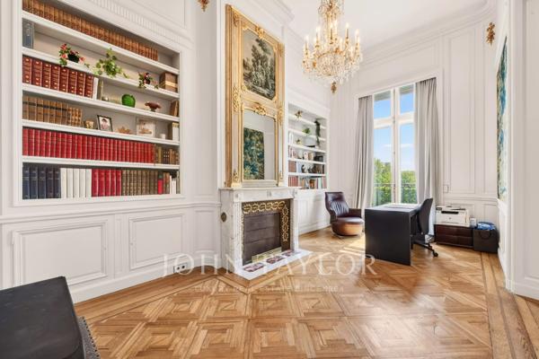 Appartement unique à Paris avec vues sur le Louvre et la Tour Eiffel