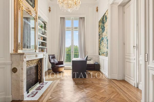Appartement unique à Paris avec vues sur le Louvre et la Tour Eiffel
