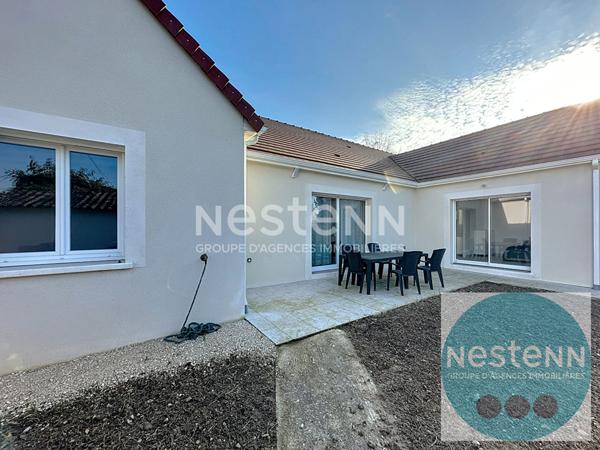 Venez visiter cette maison moderne de 115 m² à Vineuil ! 3 chambres au rez-de-chaussée, séjour lumineux de 51 m², cuisine ouverte équipée, terrasse, garage et aucun travaux à prévoir. À 1 km des commerces et 5 min des écoles. Opportunité rare à saisir !