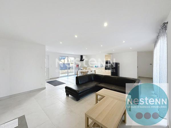 Venez visiter cette maison moderne de 115 m² à Vineuil ! 3 chambres au rez-de-chaussée, séjour lumineux de 51 m², cuisine ouverte équipée, terrasse, garage et aucun travaux à prévoir. À 1 km des commerces et 5 min des écoles. Opportunité rare à saisir !