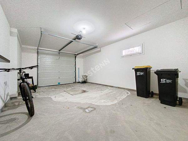 Venez visiter cette maison moderne de 115 m² à Vineuil ! 3 chambres au rez-de-chaussée, séjour lumineux de 51 m², cuisine ouverte équipée, terrasse, garage et aucun travaux à prévoir. À 1 km des commerces et 5 min des écoles. Opportunité rare à saisir !