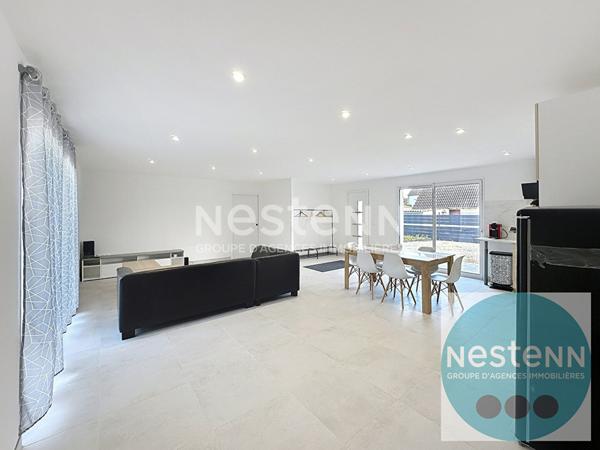 Venez visiter cette maison moderne de 115 m² à Vineuil ! 3 chambres au rez-de-chaussée, séjour lumineux de 51 m², cuisine ouverte équipée, terrasse, garage et aucun travaux à prévoir. À 1 km des commerces et 5 min des écoles. Opportunité rare à saisir !