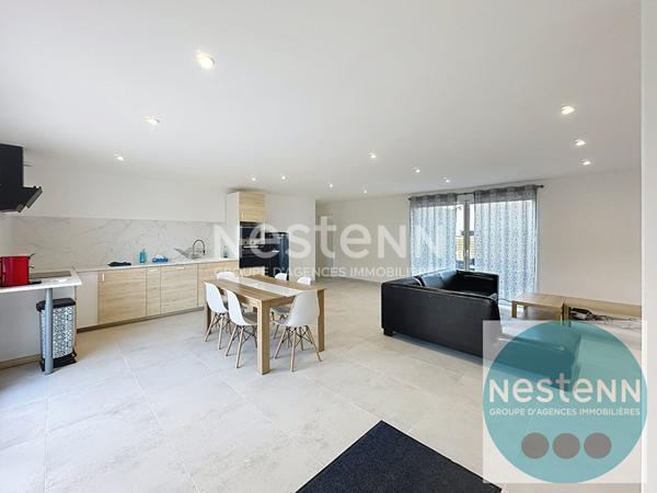 Venez visiter cette maison moderne de 115 m² à Vineuil ! 3 chambres au rez-de-chaussée, séjour lumineux de 51 m², cuisine ouverte équipée, terrasse, garage et aucun travaux à prévoir. À 1 km des commerces et 5 min des écoles. Opportunité rare à saisir !