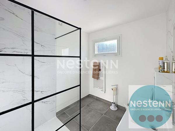 Venez visiter cette maison moderne de 115 m² à Vineuil ! 3 chambres au rez-de-chaussée, séjour lumineux de 51 m², cuisine ouverte équipée, terrasse, garage et aucun travaux à prévoir. À 1 km des commerces et 5 min des écoles. Opportunité rare à saisir !