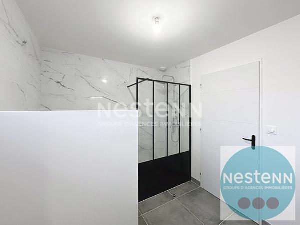 Venez visiter cette maison moderne de 115 m² à Vineuil ! 3 chambres au rez-de-chaussée, séjour lumineux de 51 m², cuisine ouverte équipée, terrasse, garage et aucun travaux à prévoir. À 1 km des commerces et 5 min des écoles. Opportunité rare à saisir !