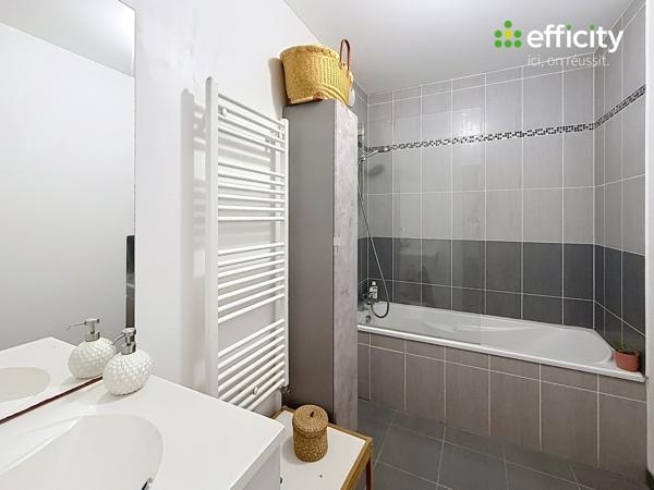 Appartement
         3 pièces
        - 65 m² 200 000 € *