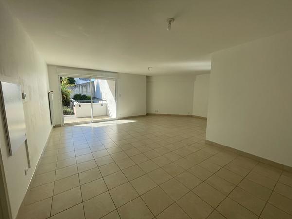 A vendre  secteur La Madeleine à Vannes appartement deux chambres, garage terrasse