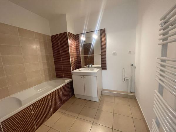 A vendre  secteur La Madeleine à Vannes appartement deux chambres, garage terrasse
