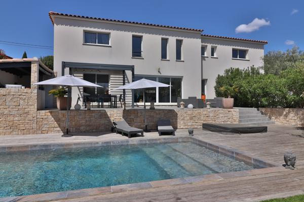 Villa contemporaine 4 chambres-Piscine-Secteur Eoures très recherché
