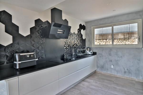 Villa contemporaine 4 chambres-Piscine-Secteur Eoures très recherché