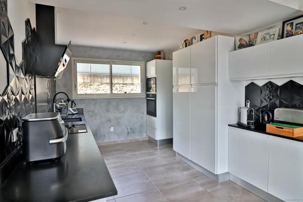 Villa contemporaine 4 chambres-Piscine-Secteur Eoures très recherché