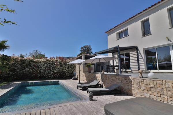 Villa contemporaine 4 chambres-Piscine-Secteur Eoures très recherché