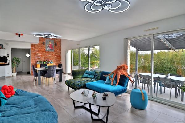 Villa contemporaine 4 chambres-Piscine-Secteur Eoures très recherché