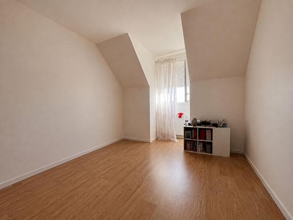 Belle maison familiale 4 chambres avec double garage - quartier agréable, résidentiel !