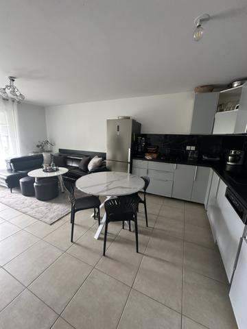 Appartement
         4 pièces
        - 76 m² 435 000 € *