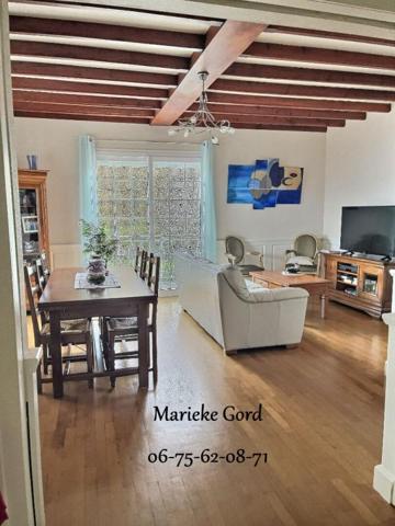 Unieux 42240 sur les hauteurs maison des années 70 sur sous sol complet 131m² habitables 4 chambres 3 garages 1 piscine sur 1190m² de terrain