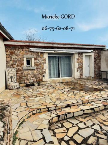 Unieux 42240 sur les hauteurs maison des années 70 sur sous sol complet 131m² habitables 4 chambres 3 garages 1 piscine sur 1190m² de terrain