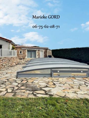 Unieux 42240 sur les hauteurs maison des années 70 sur sous sol complet 131m² habitables 4 chambres 3 garages 1 piscine sur 1190m² de terrain