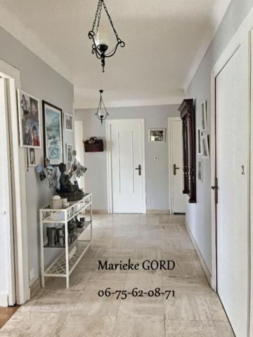 Unieux 42240 sur les hauteurs maison des années 70 sur sous sol complet 131m² habitables 4 chambres 3 garages 1 piscine sur 1190m² de terrain