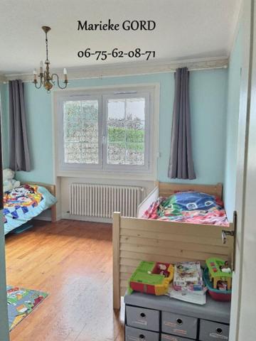 Unieux 42240 sur les hauteurs maison des années 70 sur sous sol complet 131m² habitables 4 chambres 3 garages 1 piscine sur 1190m² de terrain