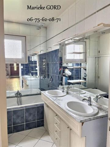 Unieux 42240 sur les hauteurs maison des années 70 sur sous sol complet 131m² habitables 4 chambres 3 garages 1 piscine sur 1190m² de terrain