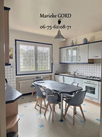 Unieux 42240 sur les hauteurs maison des années 70 sur sous sol complet 131m² habitables 4 chambres 3 garages 1 piscine sur 1190m² de terrain