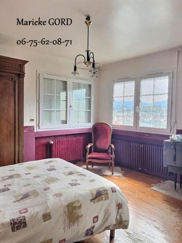 Unieux 42240 sur les hauteurs maison des années 70 sur sous sol complet 131m² habitables 4 chambres 3 garages 1 piscine sur 1190m² de terrain