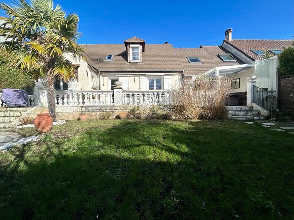 Maison Orgeval 6 pièce(s) 4 chambres €589 000 ** - Référence 9072