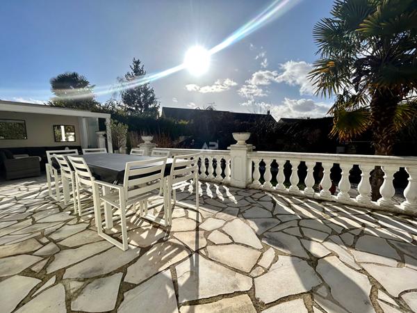 Maison Orgeval 6 pièce(s) 4 chambres €589 000 ** - Référence 9072