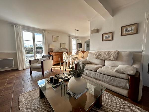 Maison Orgeval 6 pièce(s) 4 chambres €589 000 ** - Référence 9072