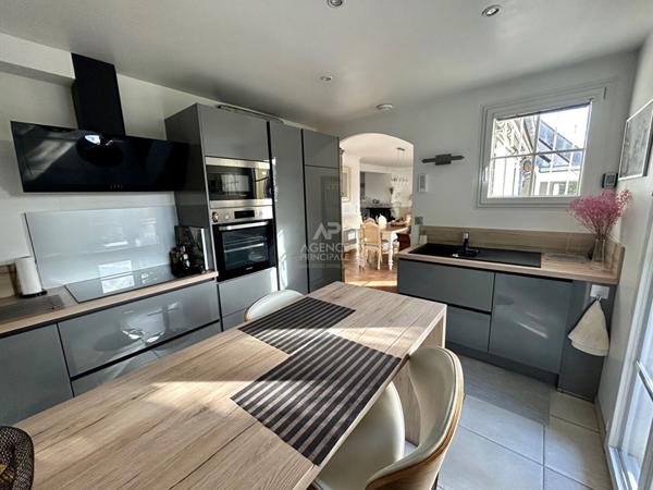 Maison Orgeval 6 pièce(s) 4 chambres €589 000 ** - Référence 9072