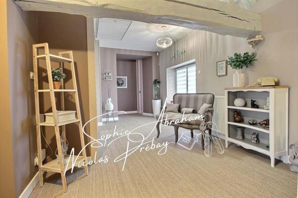 Maison en pierres de 9 pièces avec dépendances, garage et terrain