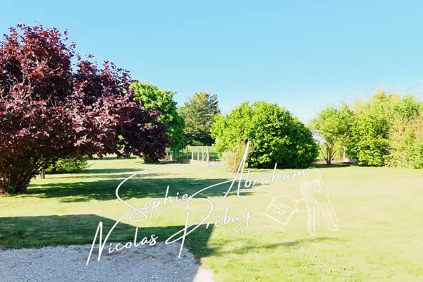 Maison en pierres de 9 pièces avec dépendances, garage et terrain