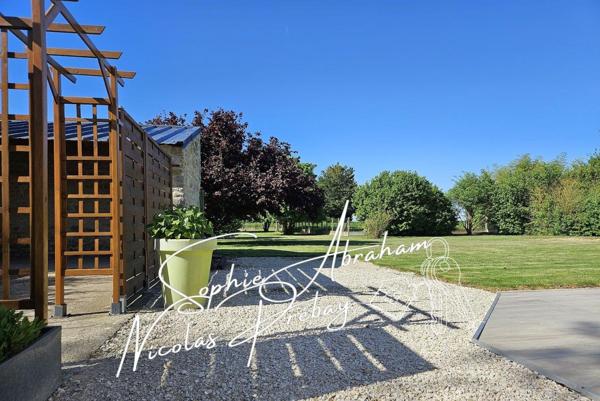 Maison en pierres de 9 pièces avec dépendances, garage et terrain