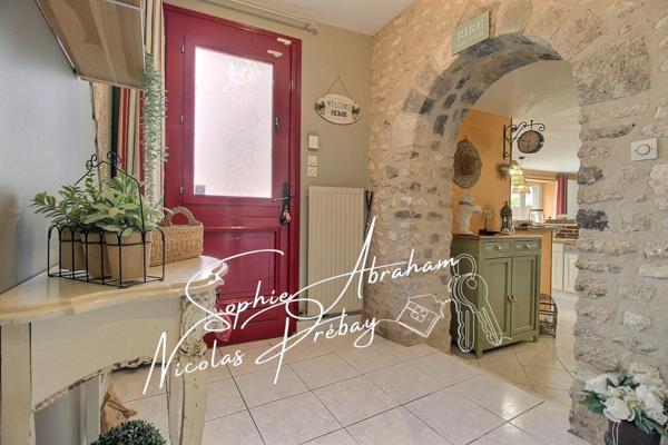 Maison en pierres de 9 pièces avec dépendances, garage et terrain